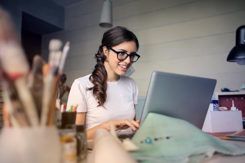 Hallgató online alkalmon vesz részt laptopon